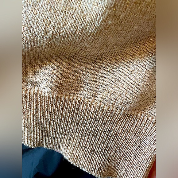 ETRO GOLD METALLIC WOOL KNIT GOSSAMER TURTLENECK! Made in Italy!
Size 40 (US 4) - Picture 4 of 6